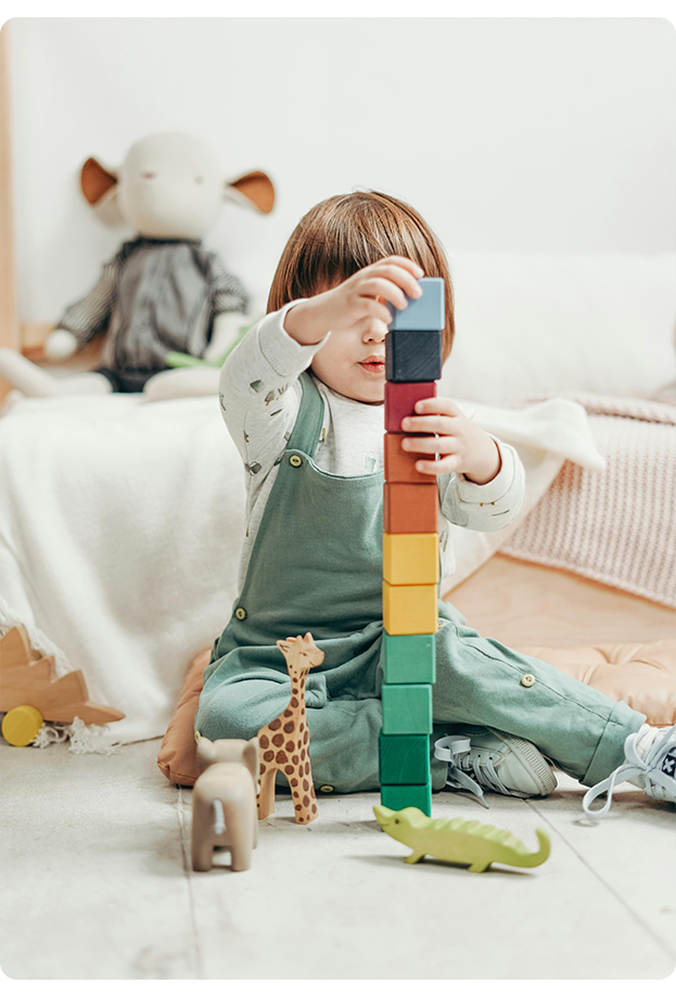 enfant-dans-salon-avec-jouets